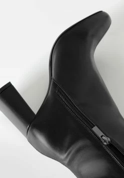 BERSHKA Patent Style Fitted - Boots À Talons - Black -Aldo Shop 0858f32f973e42bfb2084bd751c978d8