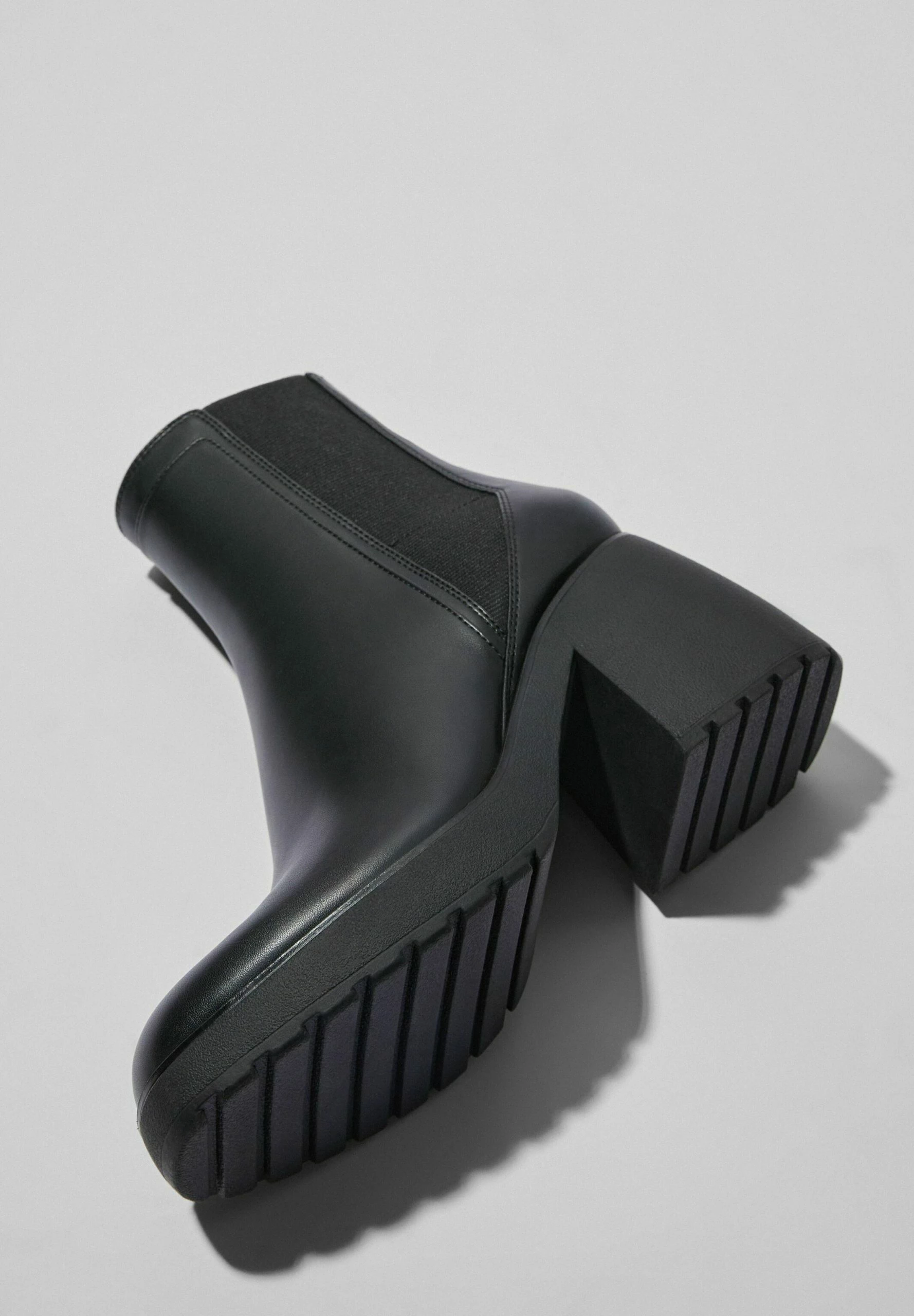 BERSHKA Boots À Talons - Black 6 BERSHKA Boots À Talons - Black – Image 4